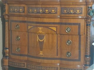 Cómoda de madera con marquetería
