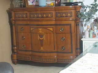 Cómoda de madera con marquetería