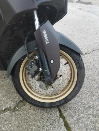 Llantas doradas Yamaha X Max 300