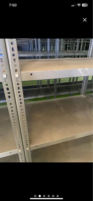 Estanterías metálicas grises fuertes