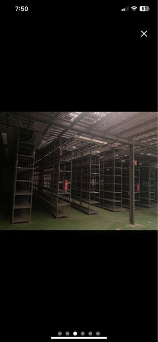 Estanterías metálicas grises fuertes