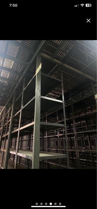 Estanterías metálicas grises fuertes