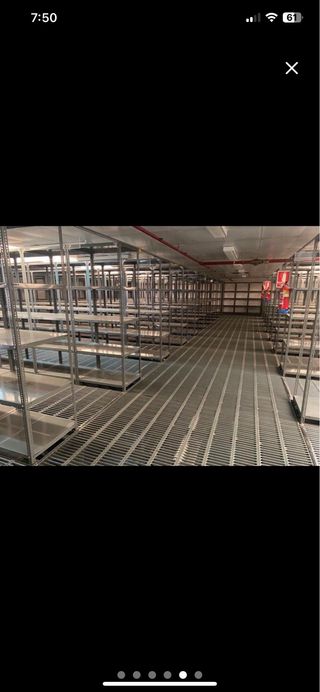 Estanterías metálicas grises fuertes