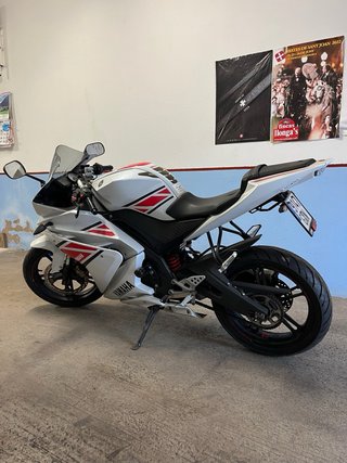 Yamaha R125 Deportiva Blanca y Roja
