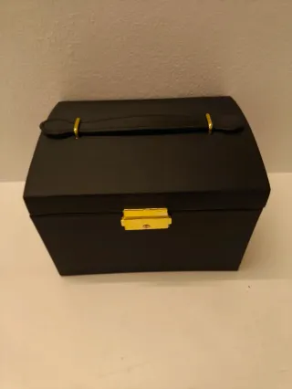 Portagioie nero con manico e chiusura dorata