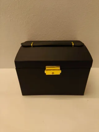 Portagioie nero con manico e chiusura dorata