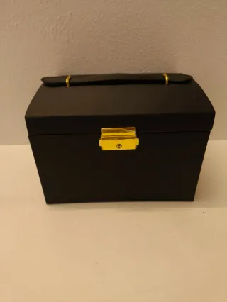 Portagioie nero con manico e chiusura dorata