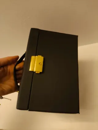 Portagioie nero con manico e chiusura dorata