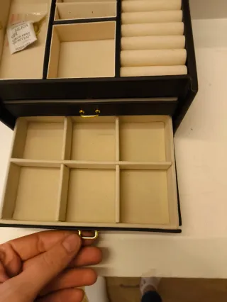 Portagioie nero con manico e chiusura dorata