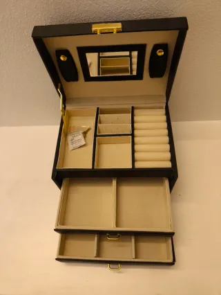 Portagioie nero con manico e chiusura dorata