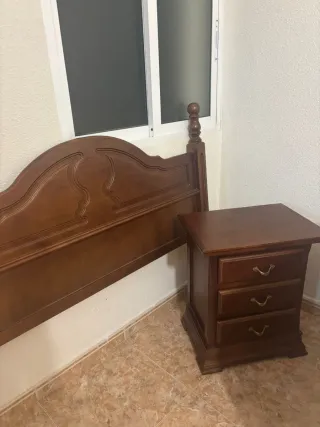 Cabecero y mesilla de madera