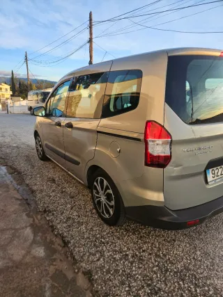 Ford E-Tourneo Courier 2015