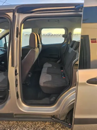 Ford E-Tourneo Courier 2015