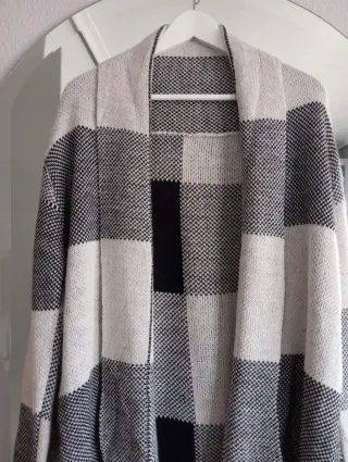 Chaqueta italiana de punto cuadros beis y negro