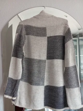 Chaqueta italiana de punto cuadros beis y negro