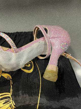 Zapatos de baile rosas y plateados