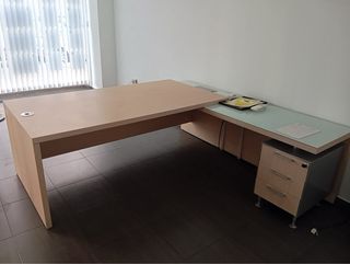Mesa de oficina de madera marrón