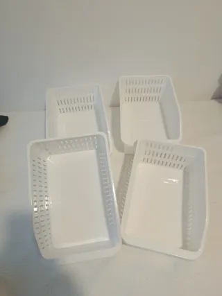 Cestos de plástico blancos