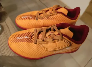 Botas de fútbol naranjas talla 28