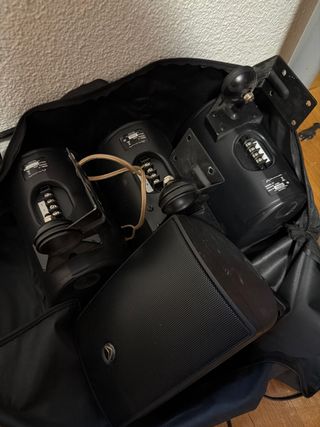 Altavoces negros para exteriores e interiores