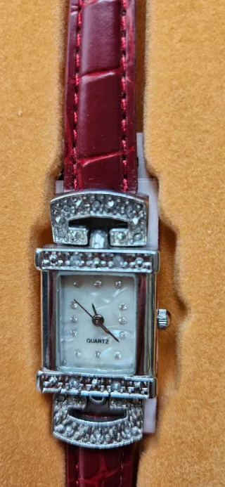 Reloj Mujer Cuarzo Rojo y Plata.