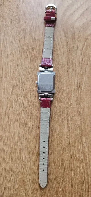 Reloj Mujer Cuarzo Rojo y Plata.