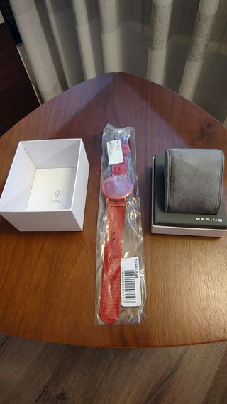 Reloj Bering True Aurora rojo, nuevo a estrenar