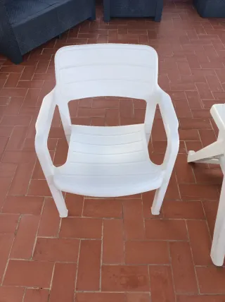 Tumbona y dos sillas de plastico