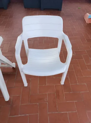 Tumbona y dos sillas de plastico