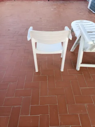 Tumbona y dos sillas de plastico