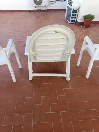 Tumbona y dos sillas de plastico