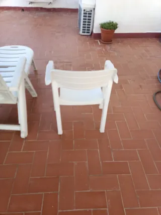 Tumbona y dos sillas de plastico