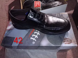 Varias Botas de seguridad y un par de zapatos