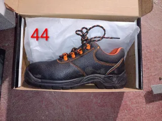 Varias Botas de seguridad y un par de zapatos
