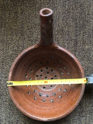 Colador de barro antiguo