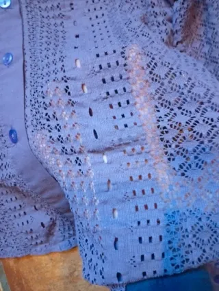 Camisa Cantarana morada calada elástica