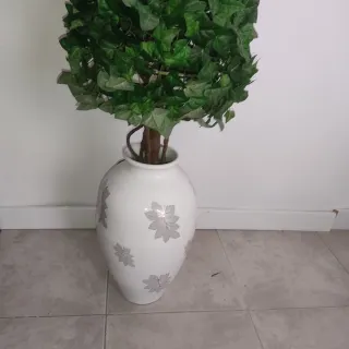 Planta artificial ( hoja de hiedra)con jarrón