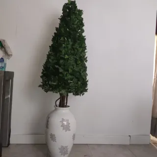 Planta artificial ( hoja de hiedra)con jarrón