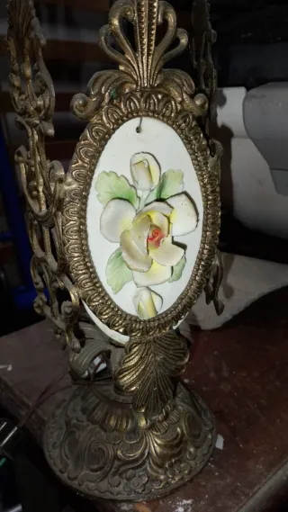 Lámpara Capodimonte estilo rococo bronce porcelana