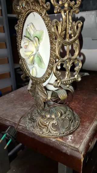 Lámpara Capodimonte estilo rococo bronce porcelana