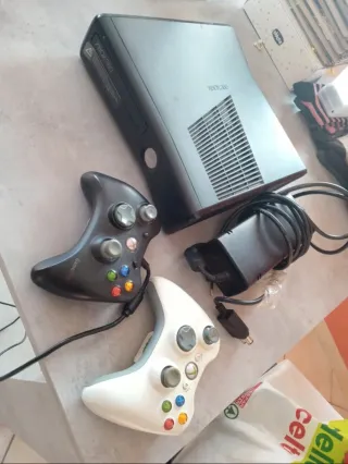 Xbox 360 Slim Console + 2 Controller +Alimentatore