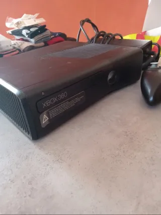 Xbox 360 Slim Console + 2 Controller +Alimentatore