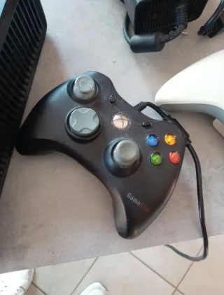 Xbox 360 Slim Console + 2 Controller +Alimentatore