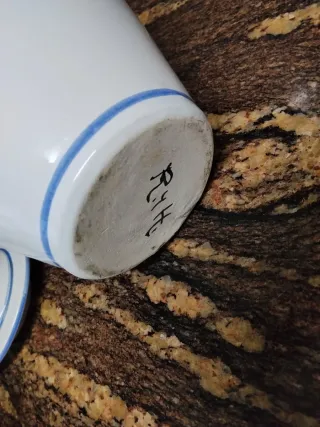 Jarrón de cerámica con tapa decorado