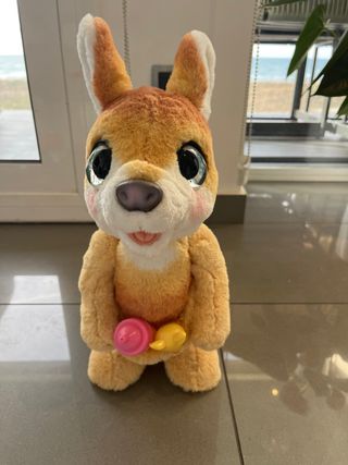 Canguro interactivo con bebé canguro y biberón.