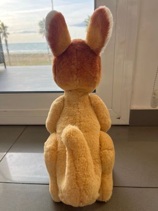 Canguro interactivo con bebé canguro y biberón.