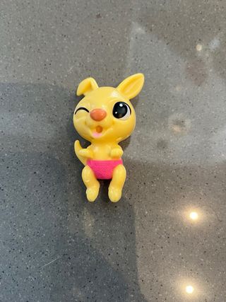 Canguro interactivo con bebé canguro y biberón.