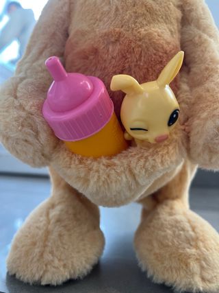 Canguro interactivo con bebé canguro y biberón.