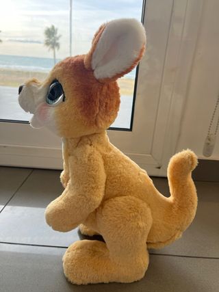 Canguro interactivo con bebé canguro y biberón.