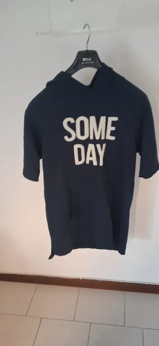 Felpa blu con scritta con cappuccio